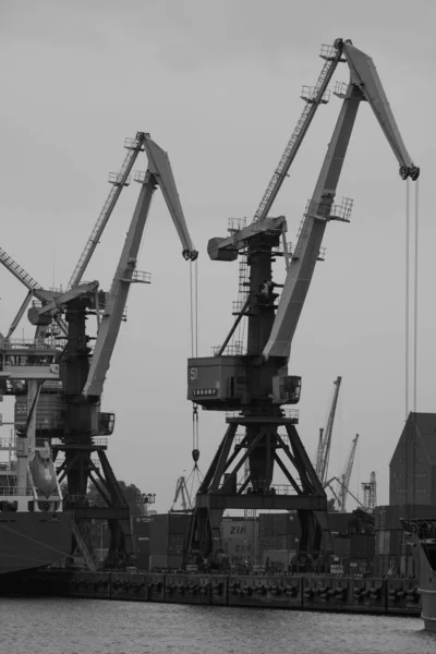 Kranen in industriële stadshaven — Stockfoto