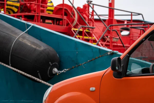 Auto geparkeerd nabij schip in haven — Stockfoto