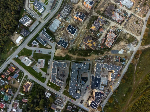 Şehir merkezindeki yerleşim yerlerinin insansız hava aracı görüntüsü — Stok fotoğraf