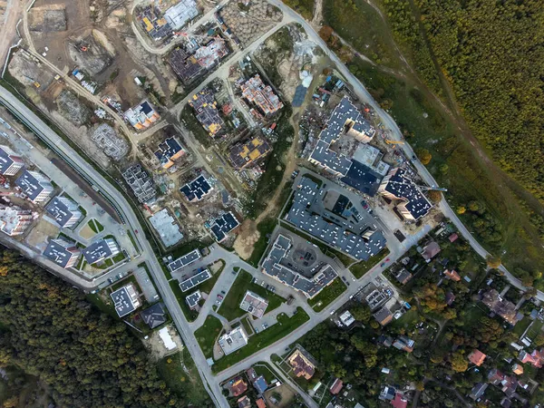 Şehir merkezindeki yerleşim yerlerinin insansız hava aracı görüntüsü — Stok fotoğraf