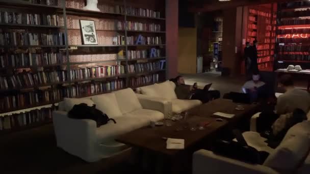Interieur van donkere moderne bibliotheek — Stockvideo