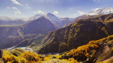 Güneşli sonbahar gününde dağ sırtı