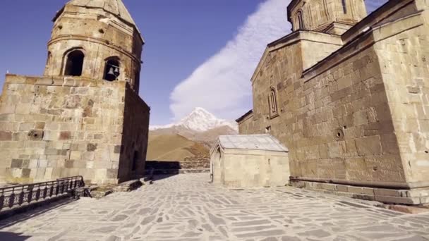 Antigua iglesia en terreno montañoso — Vídeos de Stock