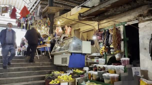 Acheteurs et vendeurs sur le marché de rue — Video