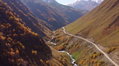 Sonbaharda nehir ve yolu olan kanyon