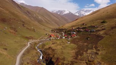 Dağların ortasındaki vadideki köy