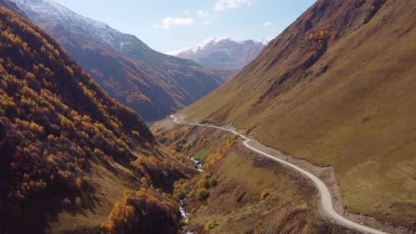 Cesta a řeka v horách — Stock video