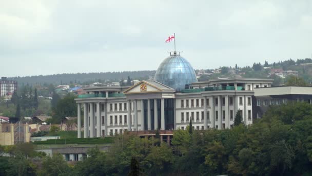 Governmental building with flag in city — Stock Video