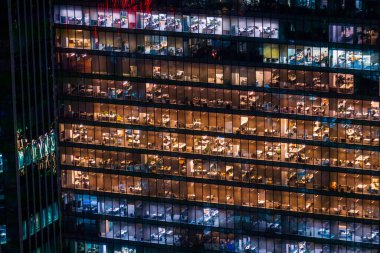 Geceleri aydınlatılmış apartman binası