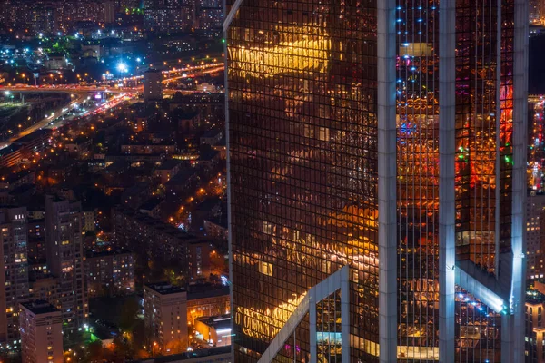 Skyskrapor med glasväggar på natten — Stockfoto
