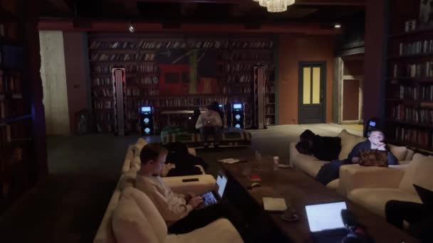 Karanlık modern kütüphanenin içi — Stok video