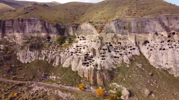 Klasztor jaskiń w surowej skale — Wideo stockowe