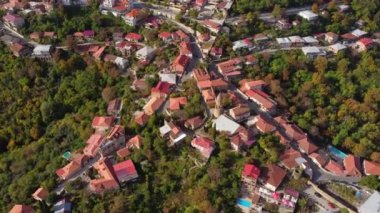 Kasabanın evleri ve ağaçları