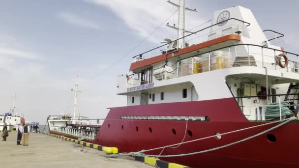 Современное судно пришвартовано в порту — стоковое видео