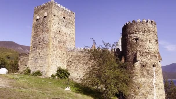 Старая каменная крепость под голубым небом — стоковое видео