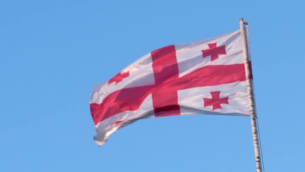 Flagge Georgiens auf alter Festung — Stockvideo