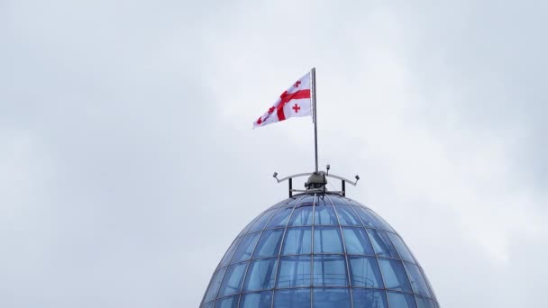 Palácio moderno com bandeira da Geórgia — Vídeo de Stock