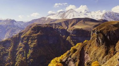 Güneşli sonbahar gününde dağ sırtı