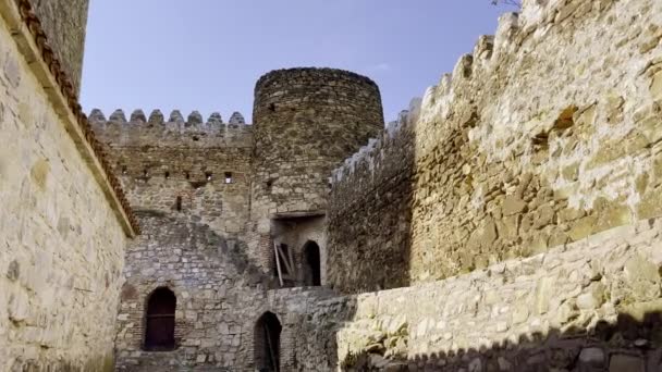 Antiga fortaleza de pedra sob o céu azul — Vídeo de Stock