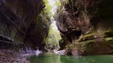 Vadide tekneye binen kişi