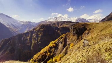 Güneşli sonbahar gününde dağ sırtı