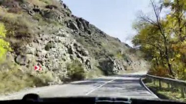 Kırsal kesimde sonbahar günü araba gezisi