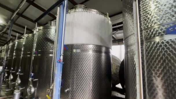Tanques de fermentação na oficina da adega — Vídeo de Stock