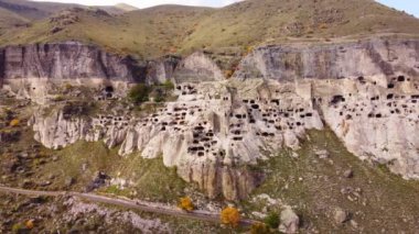 Sert kayalıklarda mağara manastırı