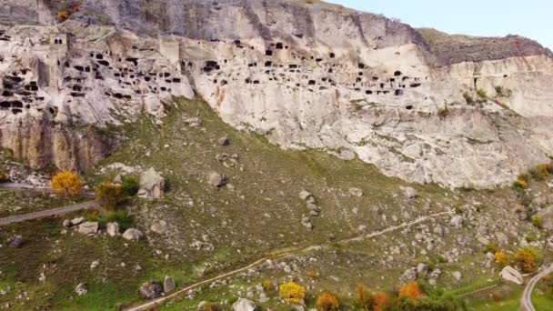 Grotten klooster in ruwe rots — Stockvideo