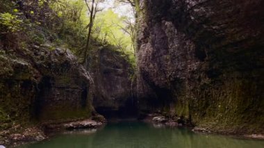Turist grubuyla tekneye binen kişi.