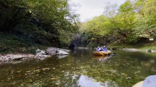 Лодка с группой туристов — стоковое видео