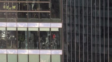 Gökdelendeki spor salonu pencereleri