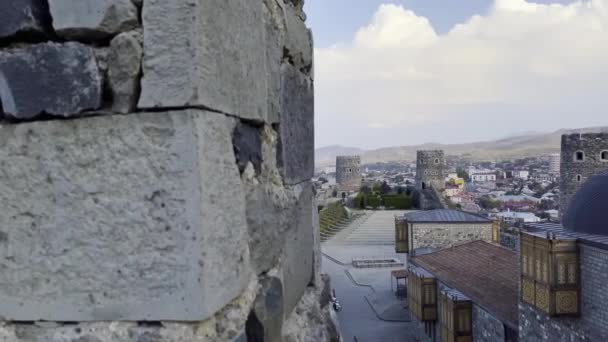 Stadt hinter alter Burgmauer — Stockvideo