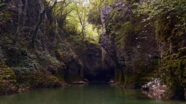 Turist grubuyla tekneye binen kişi.