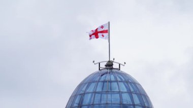 Gürcistan bayraklı modern saray