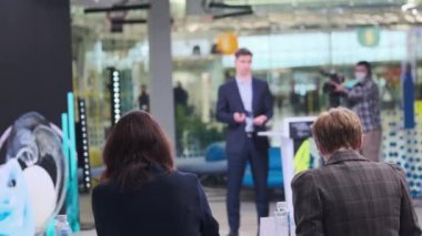 İş seminerinde hoparlör dinleyen kadınlar