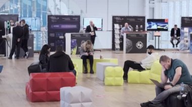 Konferans salonunda aygıt kullanan insanlar