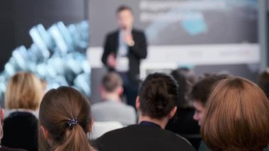 İş semineri sırasında izleyiciler sunumu izliyor