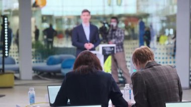 İş seminerinde hoparlör dinleyen kadınlar