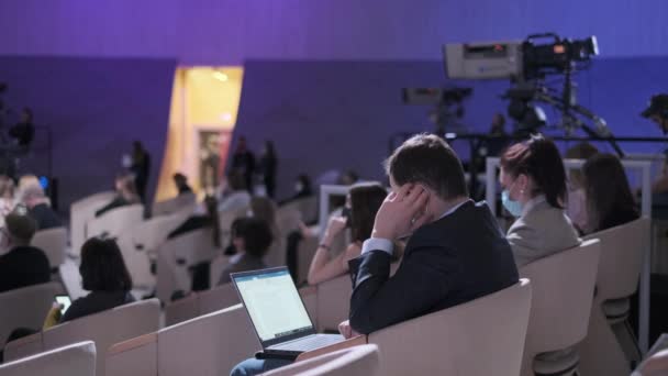 Businessman using laptop during seminar — Stock Video