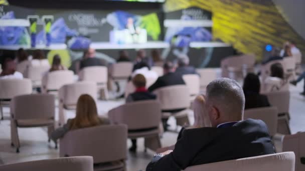 Ondernemers luisteren naar sprekers tijdens conferentie — Stockvideo