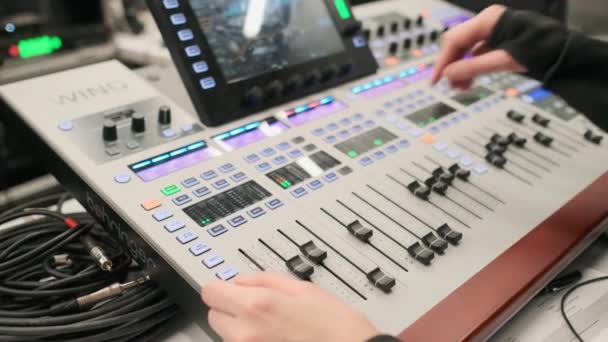 Crop sound engineer using audio console — Stock Video