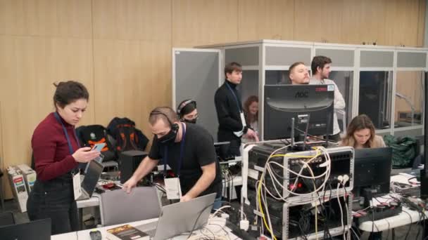 Television crew preparing for broadcast — Stock Video
