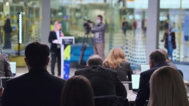 Lidé se scházejí v moderním sále během obchodního fóra — Stock video