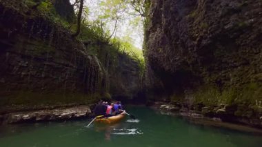 Turist grubuyla tekneye binen kişi.