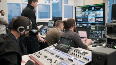 Televizyon stüdyosunda çalışanlar