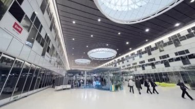 Geniş modern bilim parkı salonu.