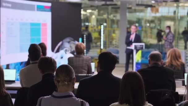 Gente reuniéndose en sala moderna durante foro de negocios — Vídeos de Stock