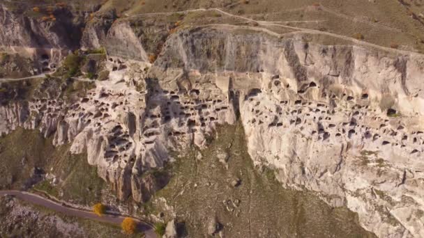 Monasterio de la cueva en roca áspera — Vídeo de stock