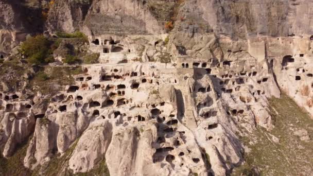 Jeskynní klášter v drsné skále — Stock video